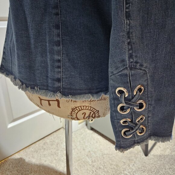 Denim jacket with raw hems and lace up sleeves - Picture 5 of 7